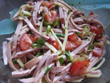 Wurstsalat mit Käse und Tomaten