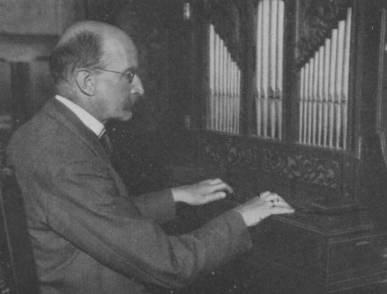 Max Plank an seiner Orgel