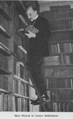 Max Plank am Bücherregal